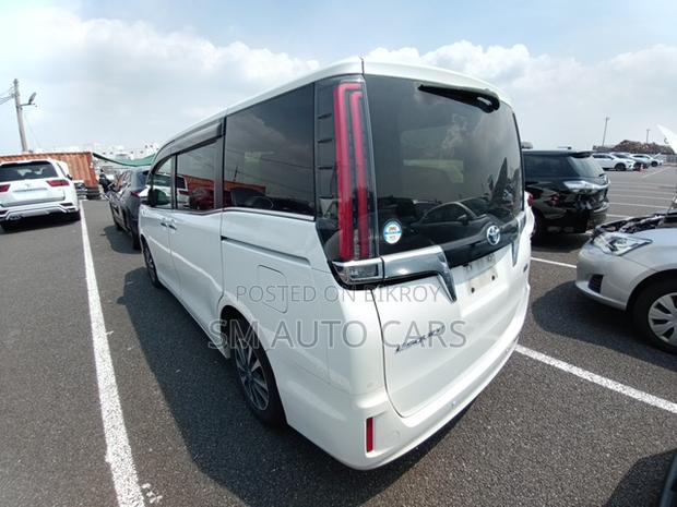 Toyota Esquire 2020 Pearl