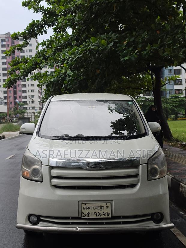 Toyota Noah 2010 Pearl
