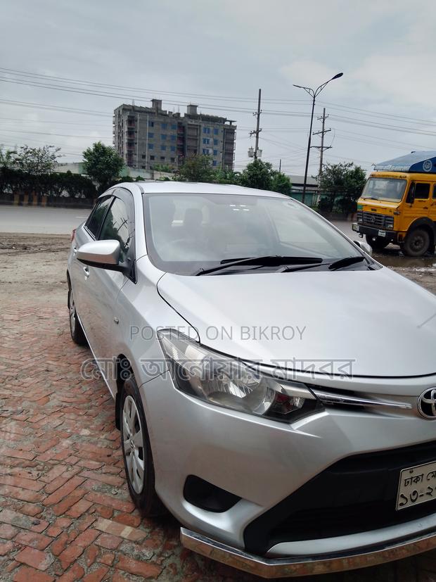 Toyota Yaris SE Hatchback 5dr 2014 Silver