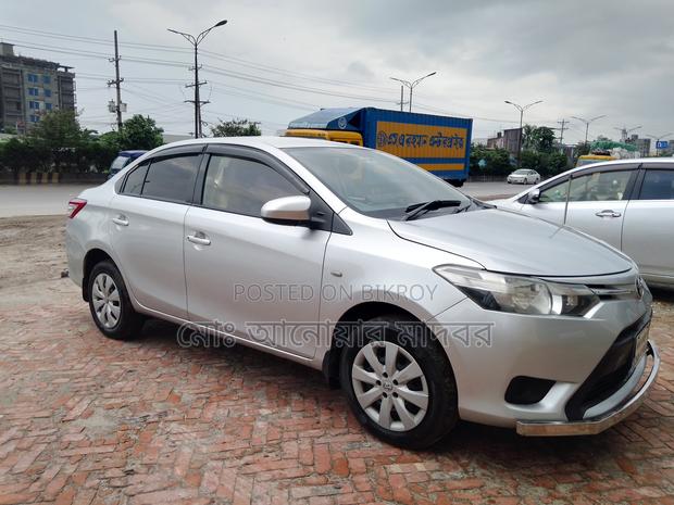 Toyota Yaris SE Hatchback 5dr 2014 Silver