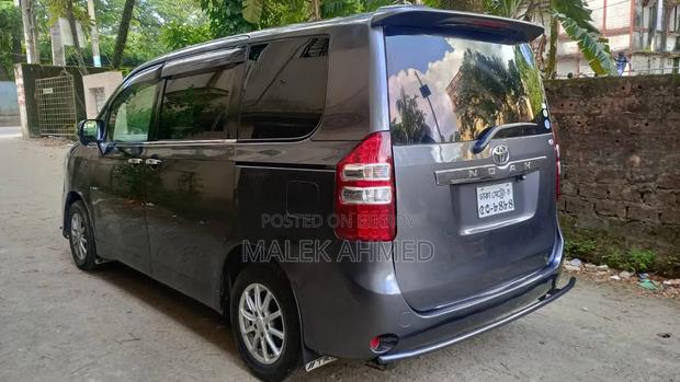 Toyota Noah 2009 Gray