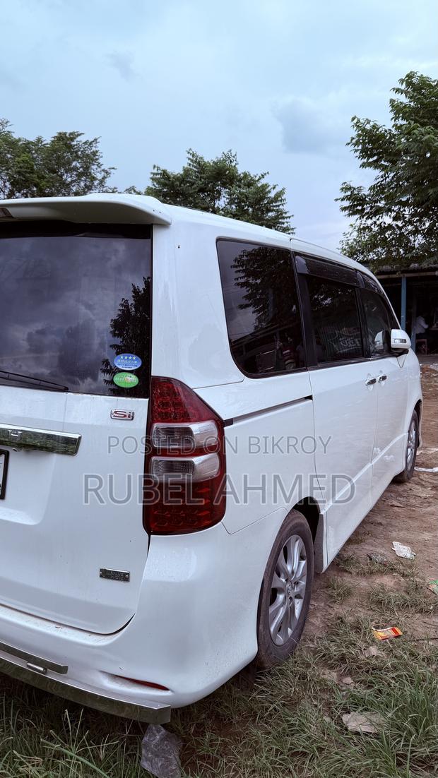 Toyota Noah 2.0 158hp AWD (8 Seater) 2012 Pearl