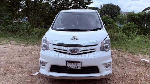 Toyota Noah 2.0 158hp AWD (8 Seater) 2012 Pearl
