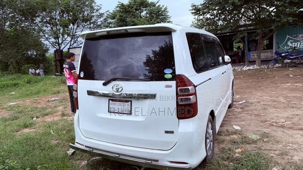 Toyota Noah 2.0 158hp AWD (8 Seater) 2012 Pearl