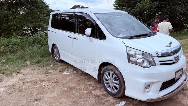 Toyota Noah 2.0 158hp AWD (8 Seater) 2012 Pearl