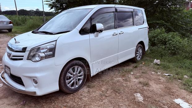 Toyota Noah 2.0 158hp AWD (8 Seater) 2012 Pearl