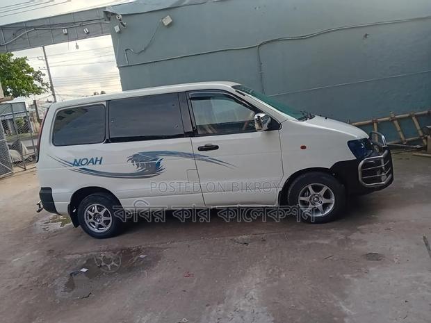 Toyota Noah 2004 White
