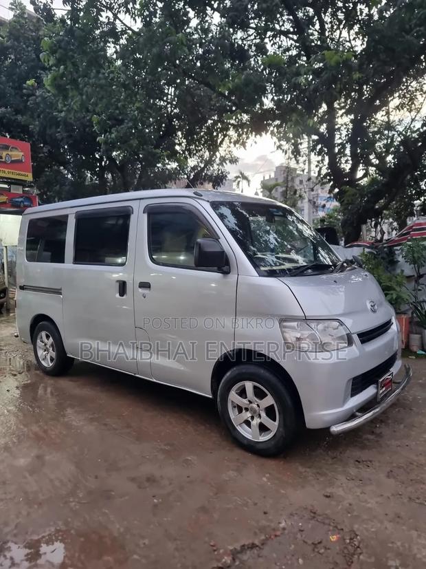 Toyota Noah 2010 Silver