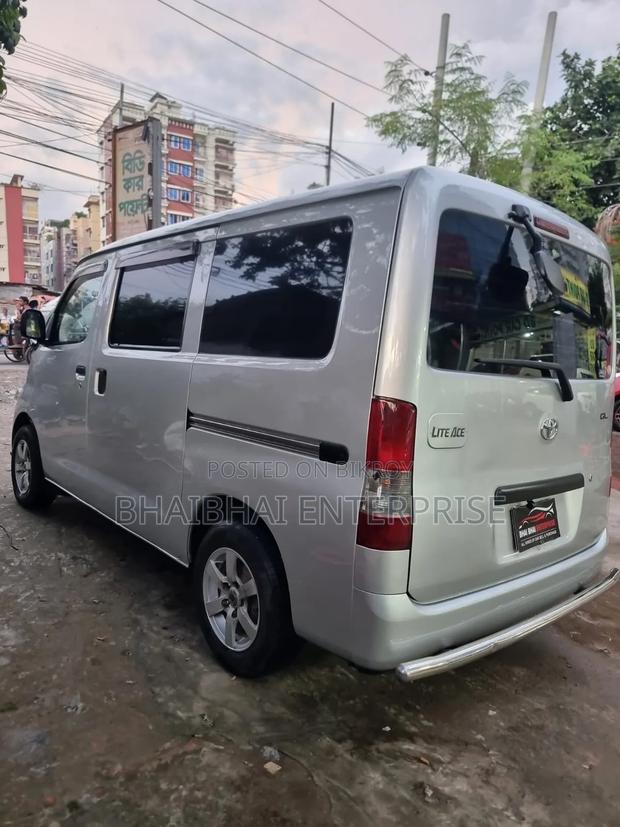 Toyota Noah 2010 Silver
