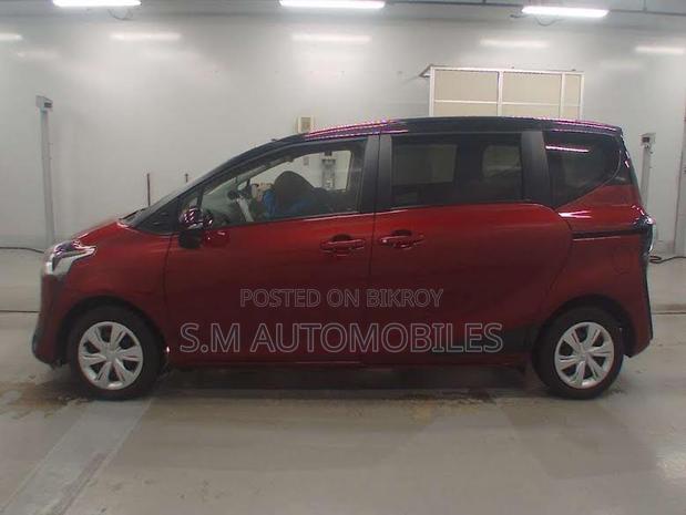 Toyota Sienta 1.5 Hybrid FWD 2021 Red