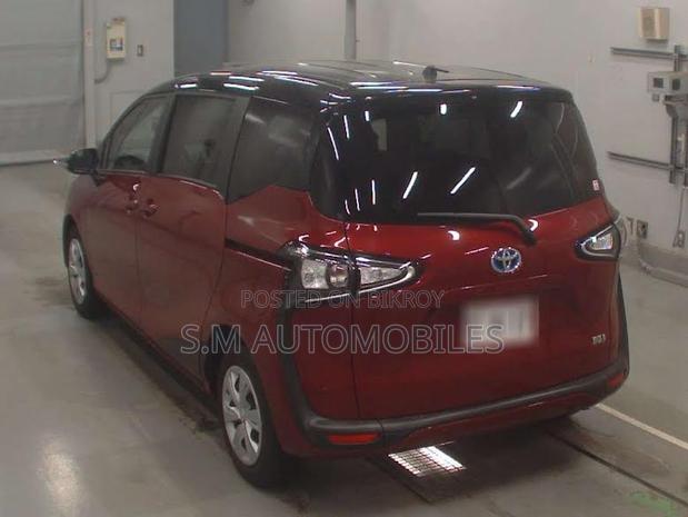 Toyota Sienta 1.5 Hybrid FWD 2021 Red