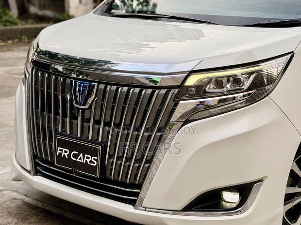 Toyota Esquire 1.8 Front-Wheel Drive Hybrid (7-seater) 2018 White