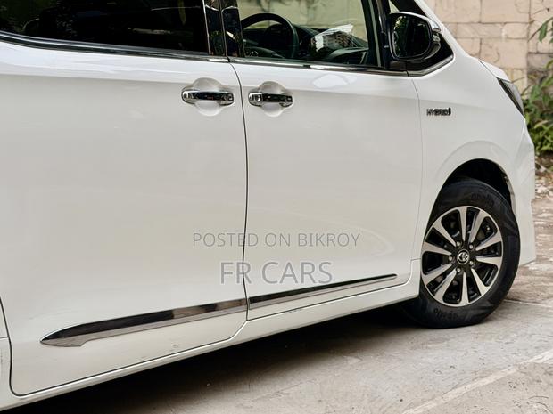 Toyota Esquire 1.8 Front-Wheel Drive Hybrid (7-seater) 2018 White