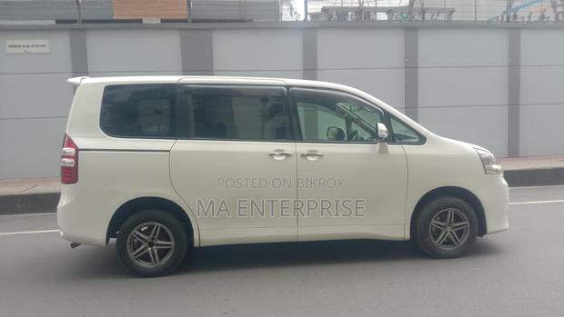 Toyota Noah 2011 Pearl