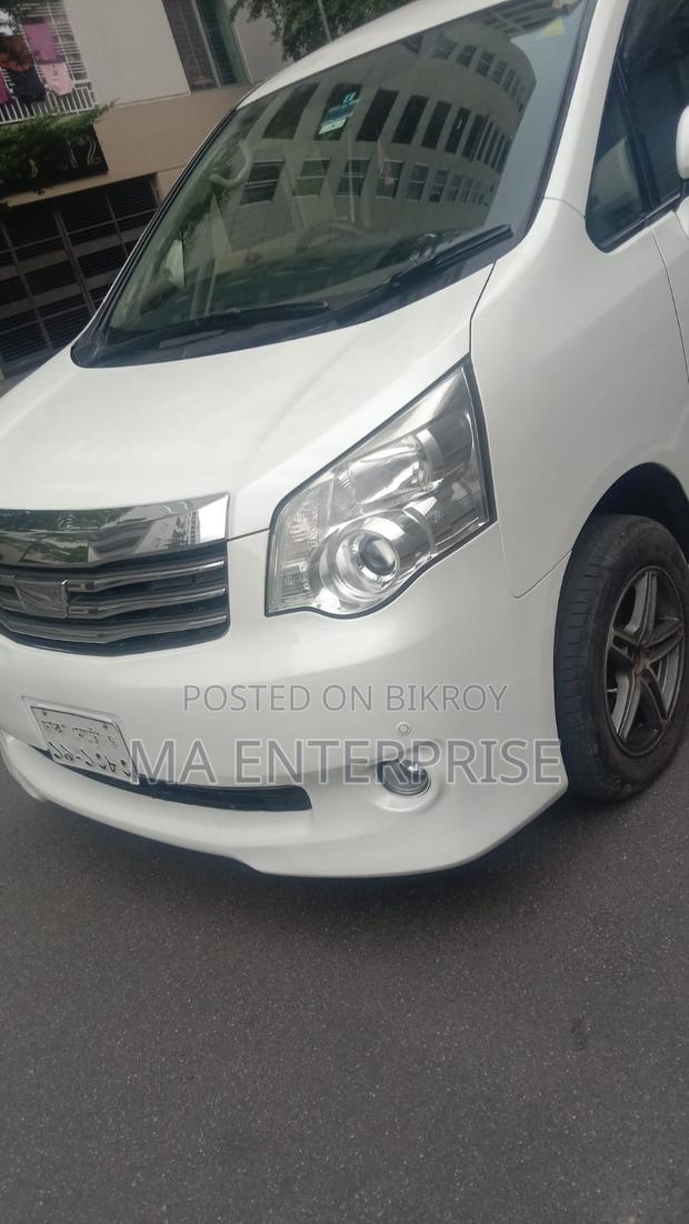 Toyota Noah 2011 Pearl