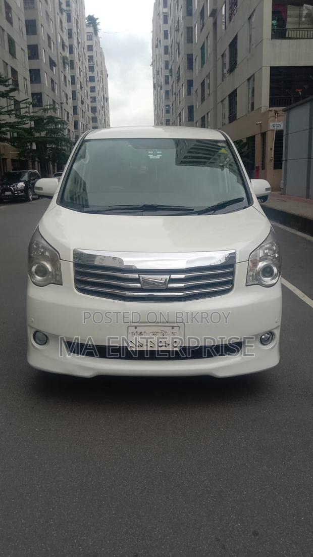 Toyota Noah 2011 Pearl