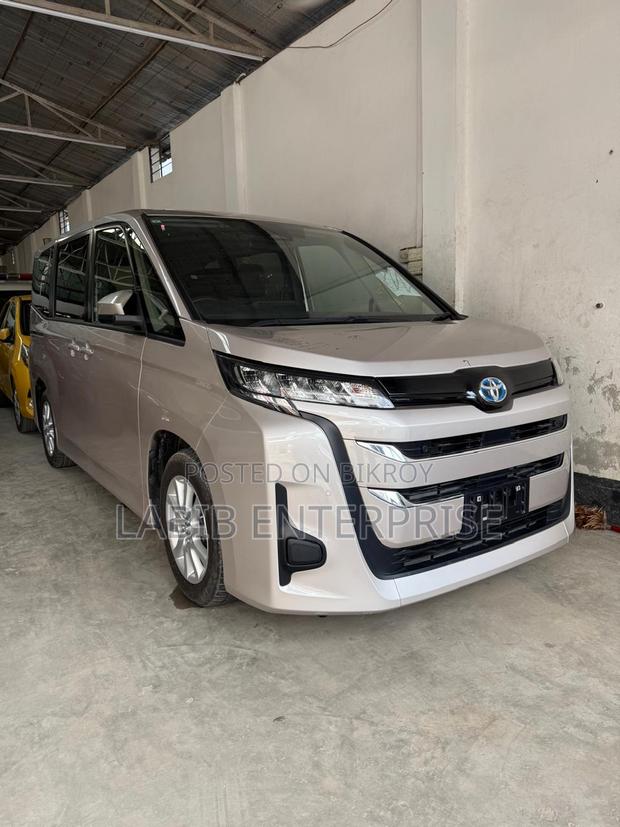 Toyota Noah 2022 Silver