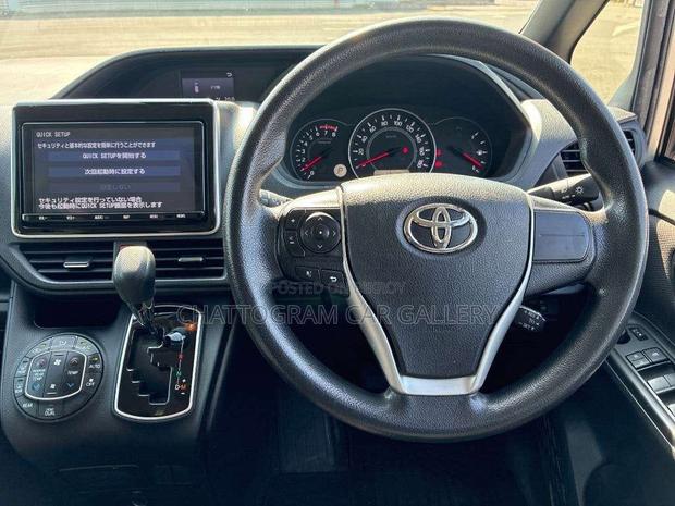 Toyota Noah 2021 Silver