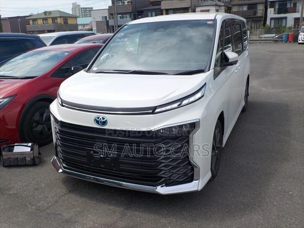 Toyota Voxy 2023 Pearl