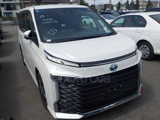 Toyota Voxy 2023 Pearl