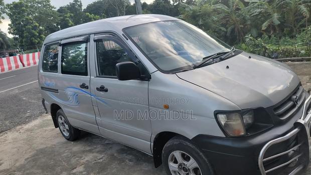 Toyota Noah 2004 Silver
