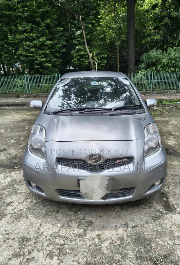 Toyota Vitz 2010 Silver