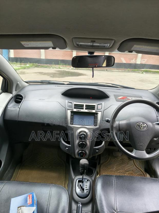 Toyota Vitz 2010 Silver