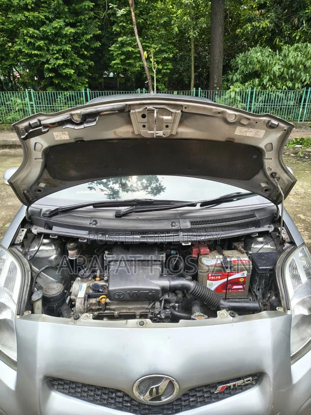 Toyota Vitz 2010 Silver