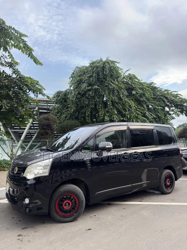 Toyota Noah 2.0 158hp FWD (7 Seater) 2012 Black