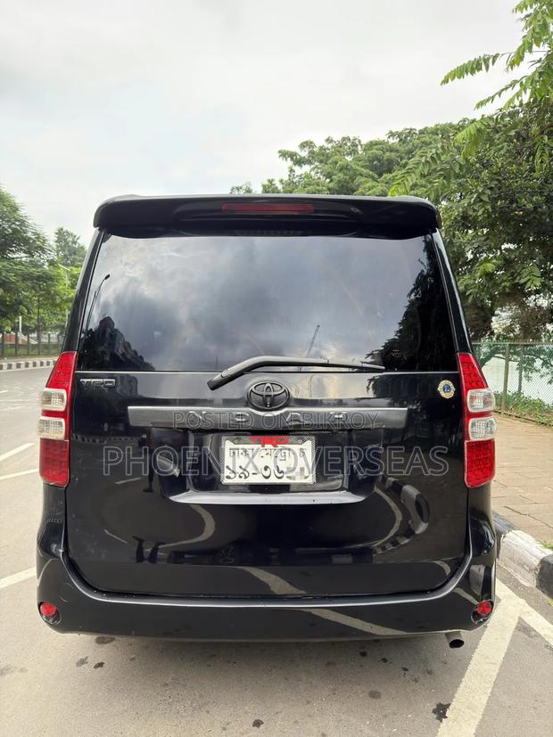 Toyota Noah 2.0 158hp FWD (7 Seater) 2012 Black
