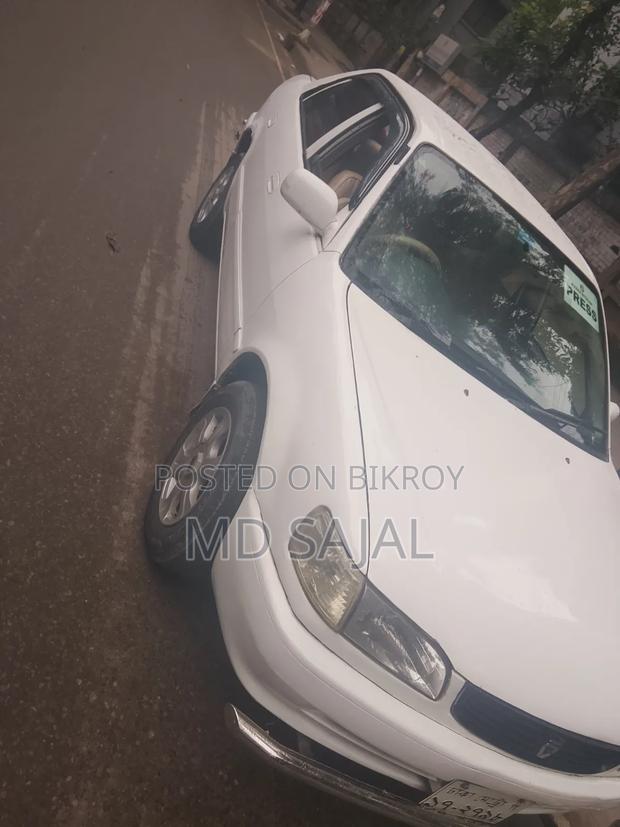 Toyota Corolla 2000 White