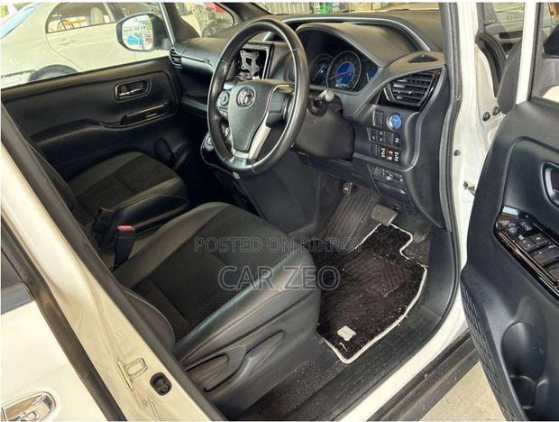 Toyota Voxy Hybrid ZS Kirameki III 2WD 7-Seater 2021 Pearl