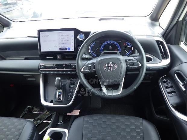 Toyota Voxy Hybrid S-Z 2WD 7-Seater 2022 Pearl