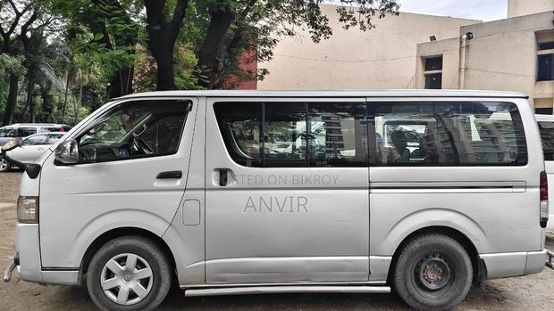 Toyota Grand HiAce 2002 Silver