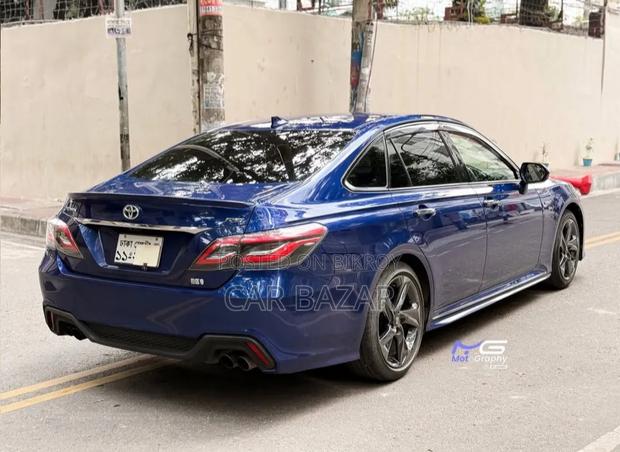 Toyota Crown 2018 Blue