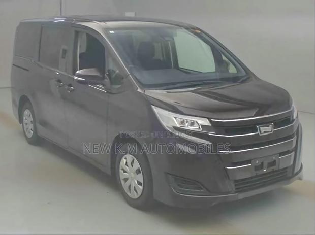 Toyota Noah 2021 Red