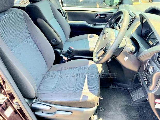 Toyota Noah 2021 Red