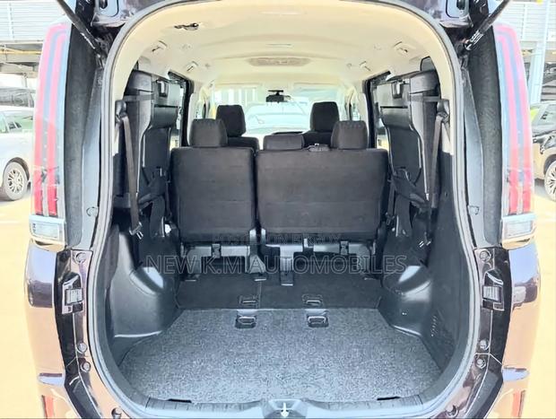 Toyota Noah 2021 Red