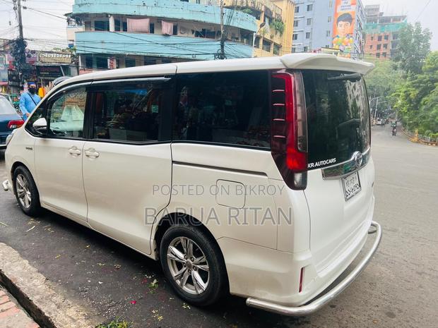 Toyota Noah 1.8 FWD Hybrid (7 Seater) 2015 Pearl