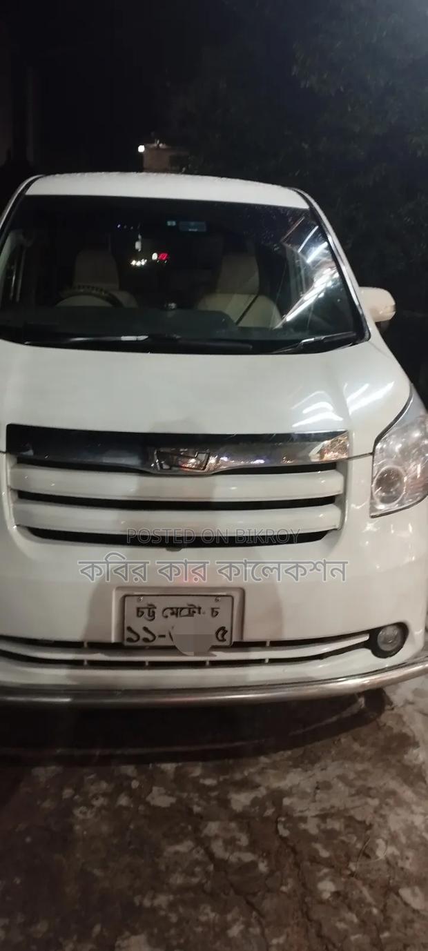 Toyota Noah 2010 Pearl