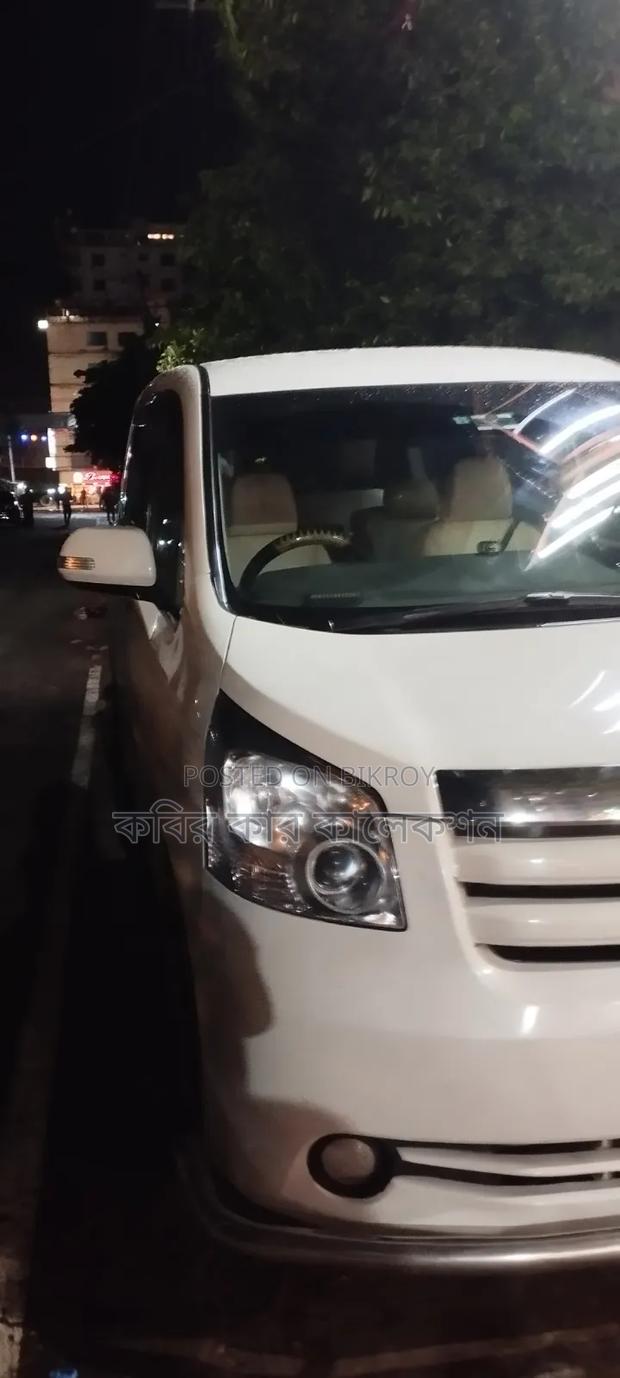 Toyota Noah 2010 Pearl