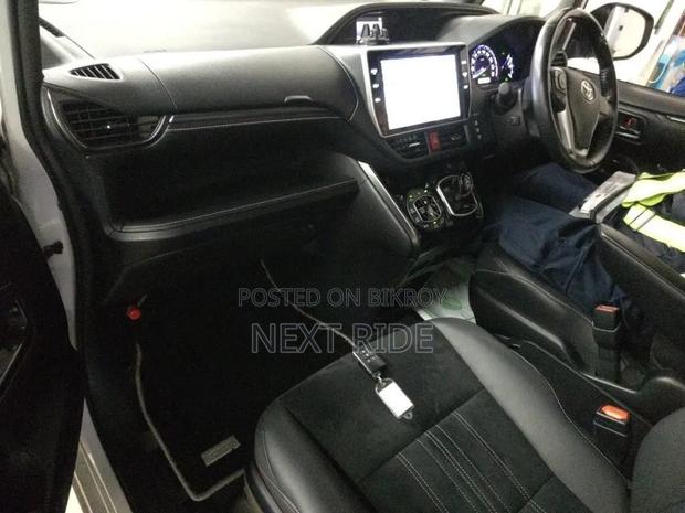 Toyota Esquire 2020 Pearl