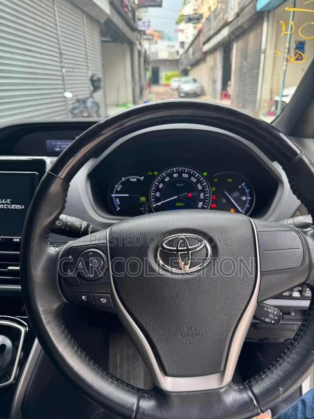 Toyota Esquire 2020 Pearl