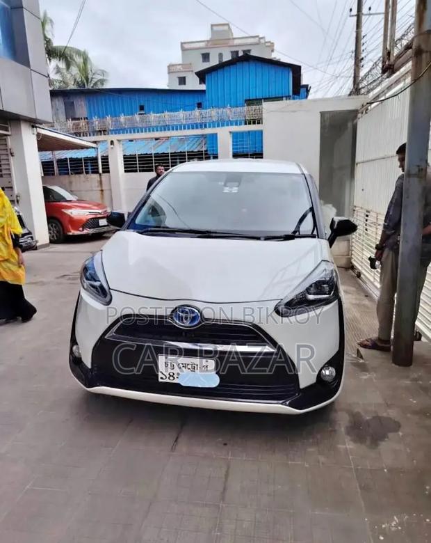 Toyota Sienta 1.5 Hybrid FWD (6-seater) 2015 White
