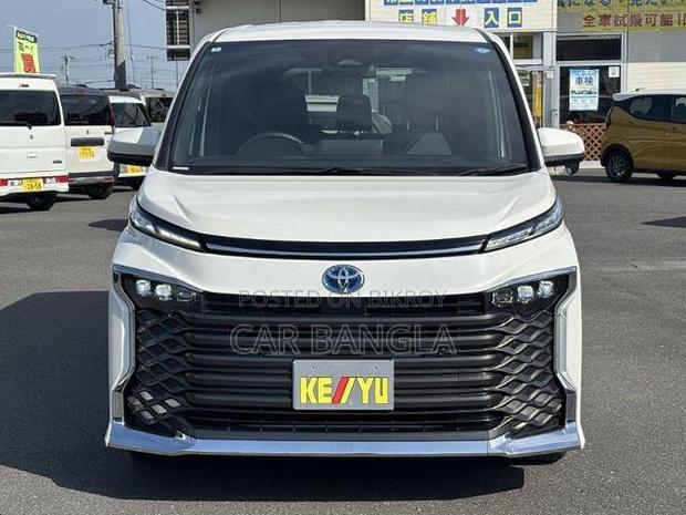 Toyota Voxy 2023 Pearl