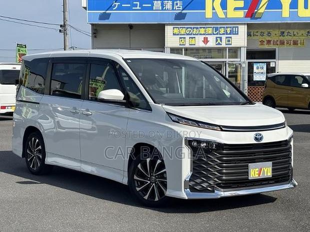 Toyota Voxy 2023 Pearl