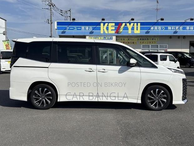 Toyota Voxy 2023 Pearl