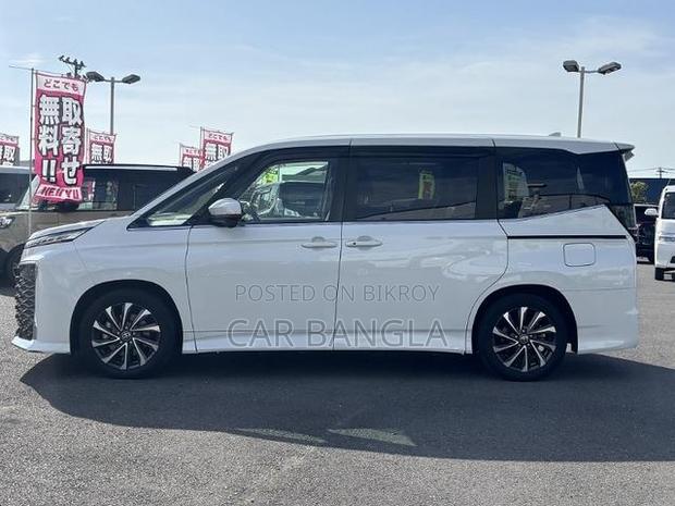 Toyota Voxy 2023 Pearl