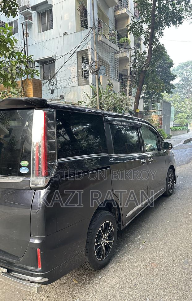 Toyota Esquire 2.0 FWD (8 Seater) 2014 Purple