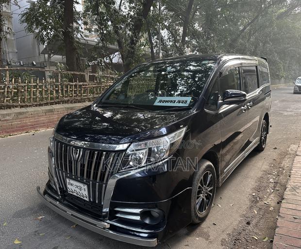 Toyota Esquire 2.0 FWD (8 Seater) 2014 Purple